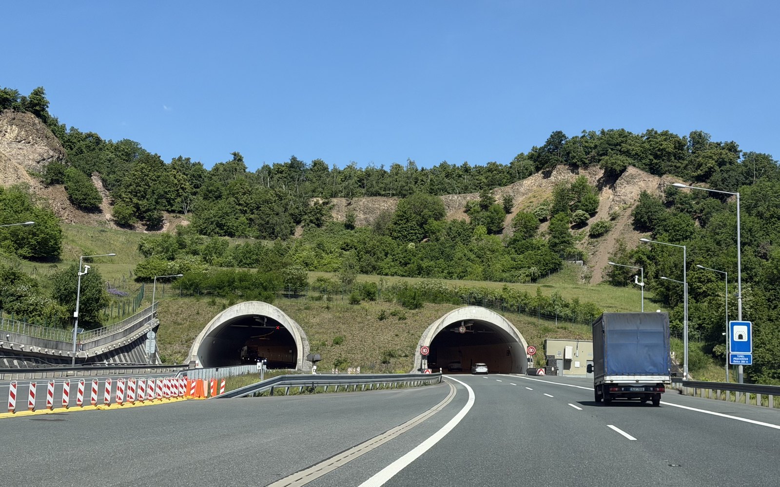 Silnice vedoucí k tunelu na dálnici D8